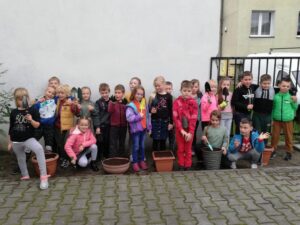 Jesienią klasa 1c sadzi wiosenne kwiaty!