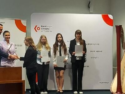 Hania Regdosz - wręczanie zaświadczeń finalistom