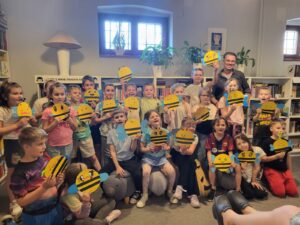 1b z wizytą w Bibliotece Publicznej we Wronkach🐝