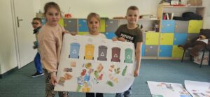 Lekcja segregacji odpadów w klasie 1b